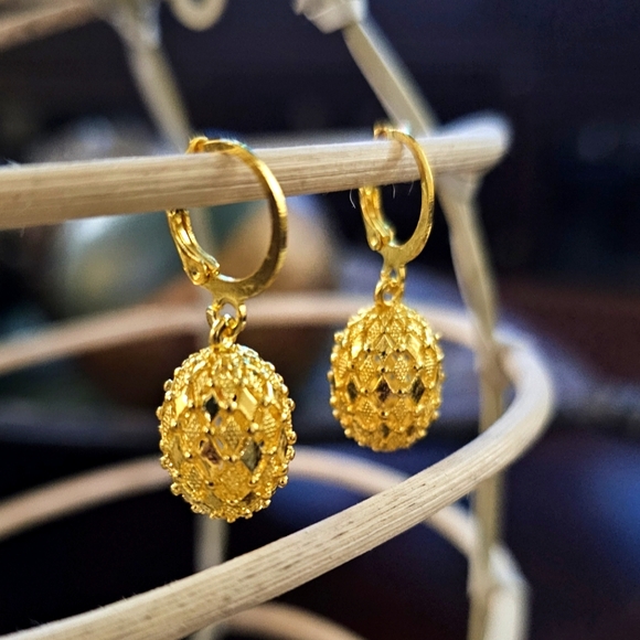 Intricate Filigree Dangle Goldtone Earrings NWOT - Picture 1 of 7